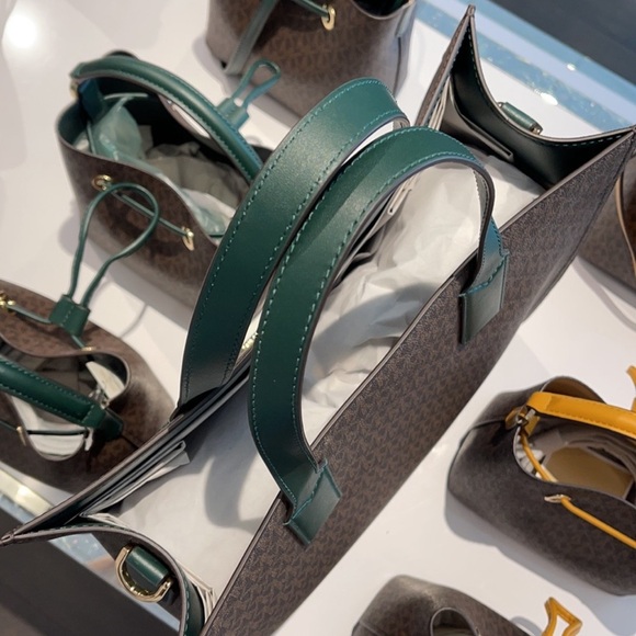 MICHAEL KORS KENLY LARGE NS GRAPHIC LOGO TOTE SATCHEL SHOULDER BAG
MK SIGNATURE - Picture 8 of 16